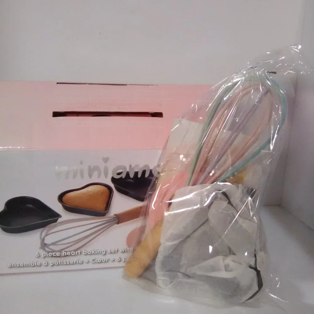 Miniamo 6 Piece Heart Shaped Baking Set With Whisk & Free Recipe Card Brand New